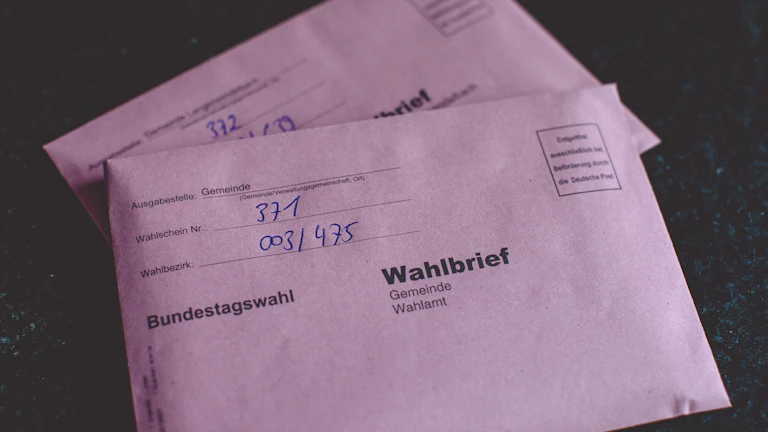 전자 공시(DART), 2026년 전환 사채(CB) 발행 공시 뜨면 주식 도망쳐야 할까? 투자자가 꼭 알아야 할 모든 것 27 전환 사채(CB) 계약서를 검토하는 모습