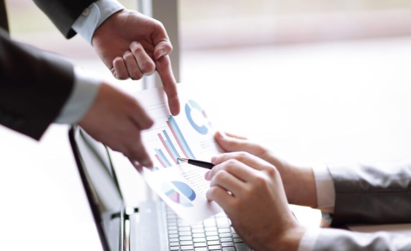 외국인 배당 역송금 환율 상승 압력과 매년 4월 반복되는 달러 강세 현상 완벽 분석 28 복잡한 경제 데이터를 분석하며 전략을 구상하는 전문가