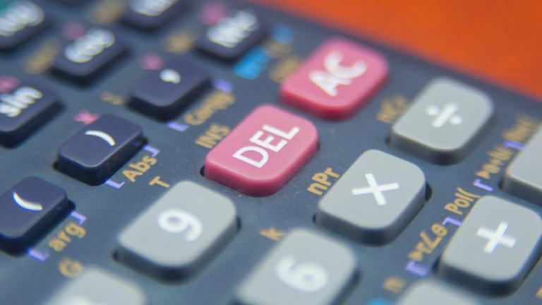 ISA 만기 전환으로 300만 원 세액 공제 받는 방법 (2026년) 25 재무 설계와 세금 절약을 고민하는 모습