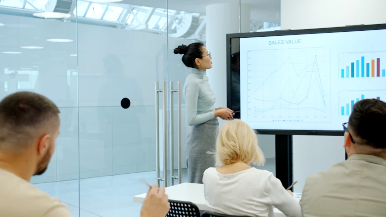 주식 투자 절세 전략을 세우는 모습