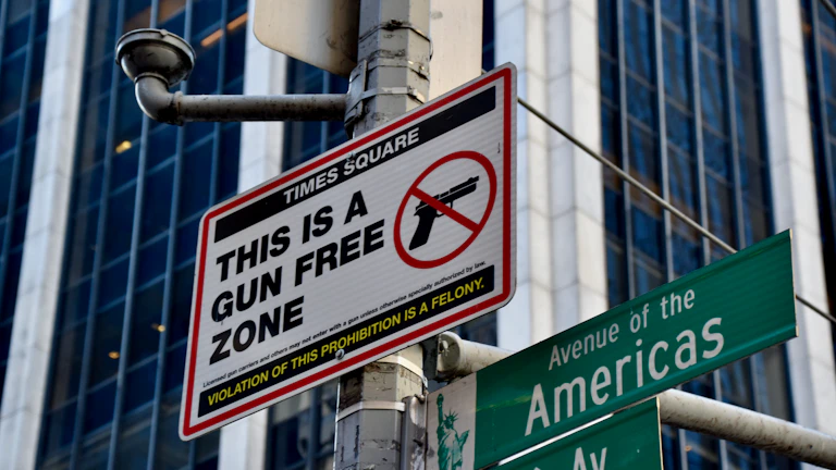 업비트 트래블룰, 2026년 바이낸스로 코인 보내는 법 완벽 가이드, 입출금 제한 풀고 안전하게 자산 이동하는 핵심 전략 26 미래 규제 환경을 나타내는 이미지