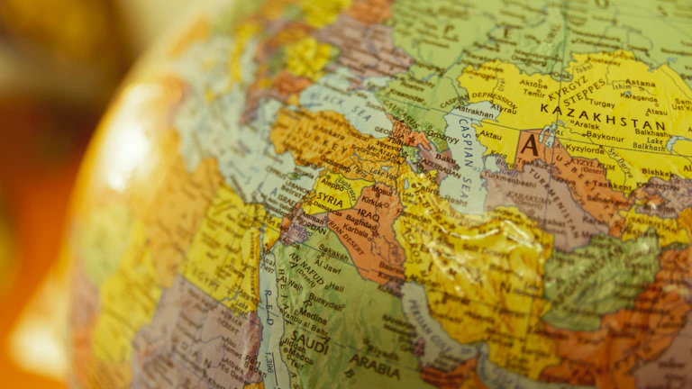 세계 경제 성장 지도를 살펴보는 투자자