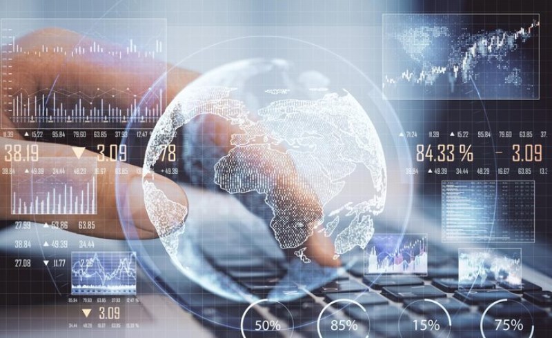 복잡한 금융 시장의 차트가 표시된 디지털 스크린 화면