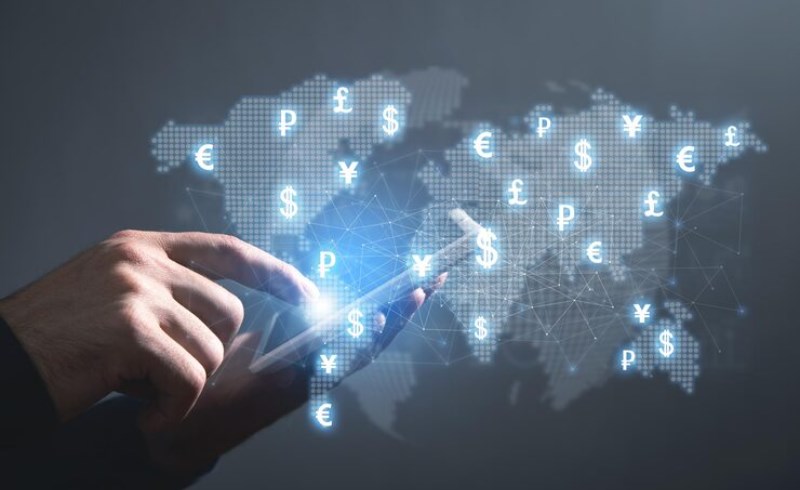 미국 재정 적자 심화에 따른 신용 등급 강등 가능성과 달러 패권의 향방 분석 27 세계 지도 위에 떠 있는 다양한 통화 기호들