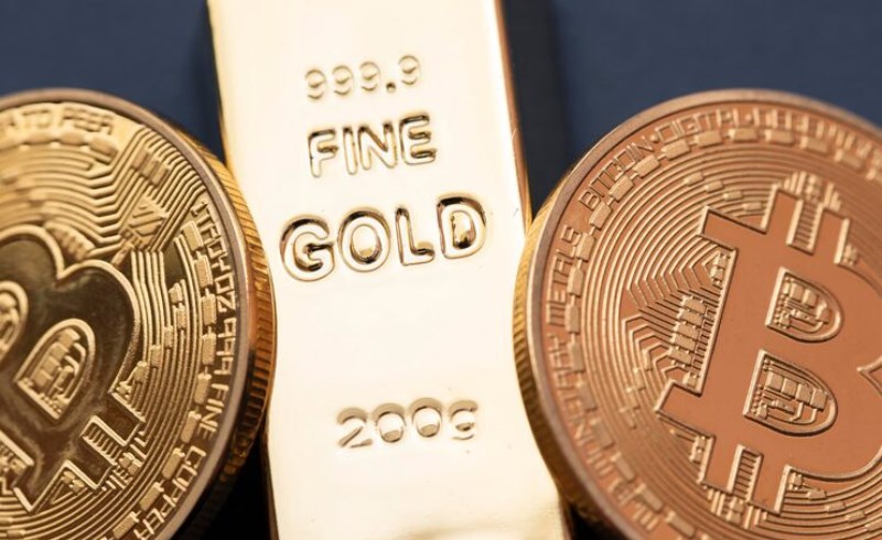 미국 재정 적자 심화에 따른 신용 등급 강등 가능성과 달러 패권의 향방 분석 28 금괴와 디지털 화폐 아이콘이 배치된 경제 그래프