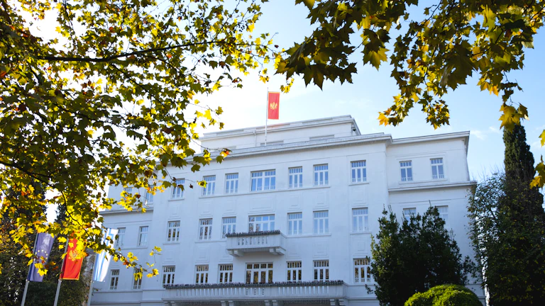 정부 건물 앞에 사람들이 모여 있는 모습