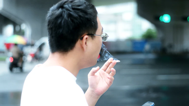 2026년 알뜰 교통 카드 K-패스 전환 방법, 출퇴근 교통비 30% 환급 완벽 가이드 26 스마트폰으로 앱을 조작하는 손