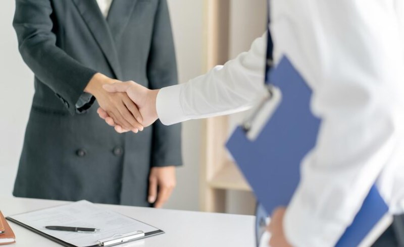 안전한 부동산 거래를 위해 악수하며 신뢰를 쌓는 모습