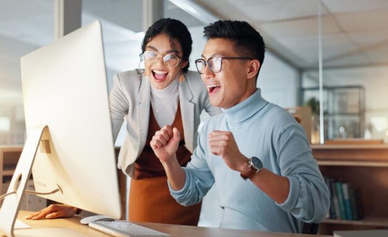 환율 변동으로 희비가 엇갈린 투자자들의 모습