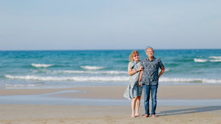 연말정산 2026년 900만원 채워 세금 폭탄 피하는 법 26 행복하게 웃고 있는 노부부