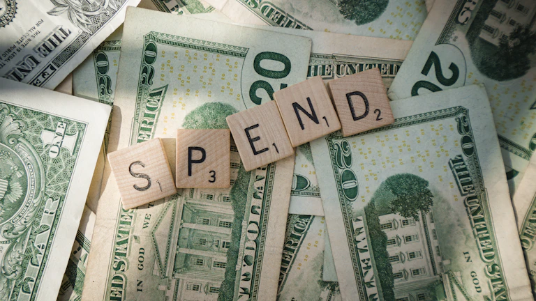 행복한 미래를 위해 자산 증여를 계획하는 가족의 모습