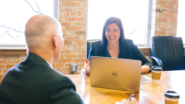 환하게 웃고 있는 투자자