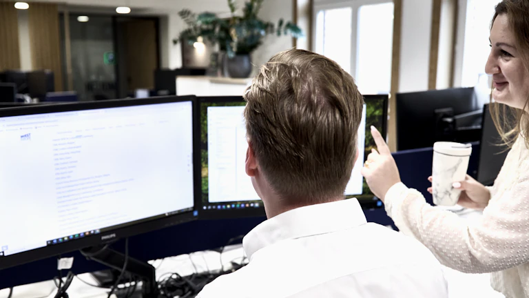 투자 전략 수립을 위한 회의 모습