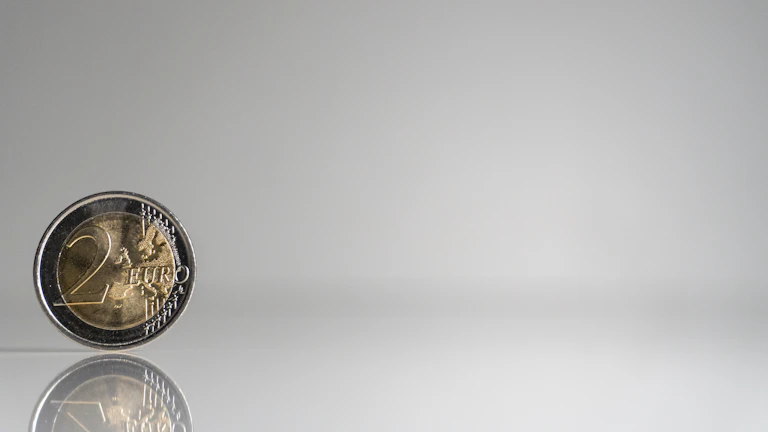 AI가 다양한 투자 전략을 분석하고 최적의 방안을 제시하는 모습