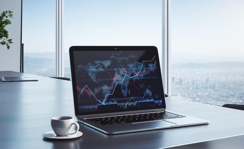노트북으로 주식 시장 데이터를 분석하는 투자자