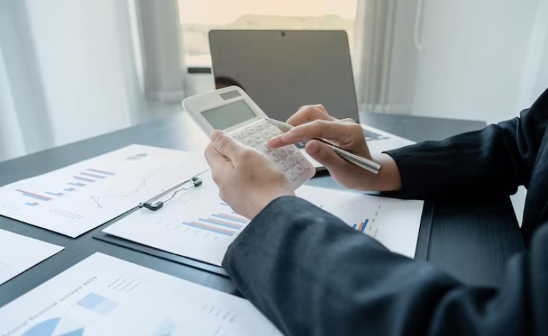 투자자가 해외 주식 수익률을 계산하는 모습