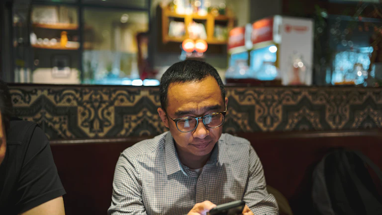 스마트폰으로 뉴스를 확인하는 투자자