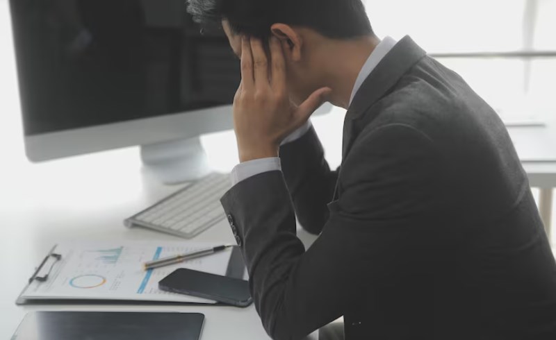 주식 거래세와 수수료 완벽 정복 단타 매매 손익분기점 계산법 29 투자자의 스트레스 받는 모습을 나타내는 일러스트