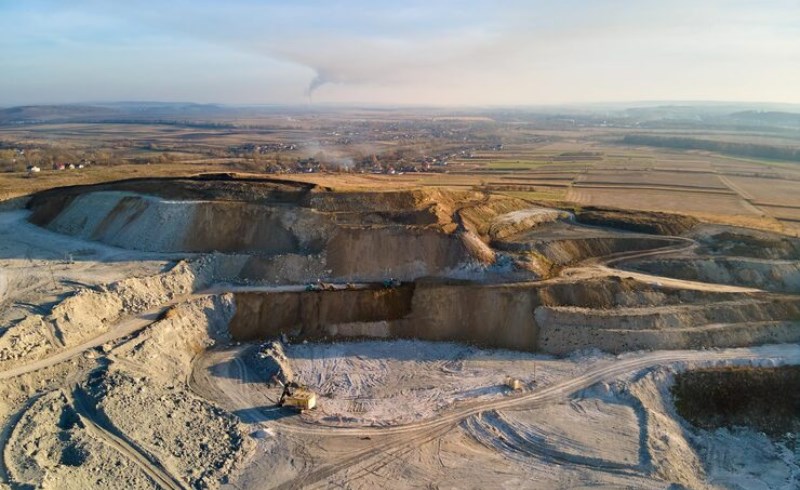 대규모 철광석 채굴 현장과 중장비