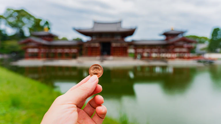엔저 시대, 환차익과 엔화 연금술로 돈 버는 현실적인 방법 25 일본 엔화 지폐와 동전이 쌓여 있는 모습