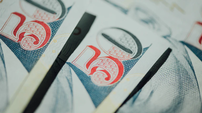 여러 장의 엔화 지폐가 쌓여 있는 모습
