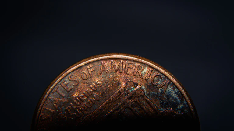 일본 엔화 동전과 미국 달러 동전이 함께 놓여 있는 모습