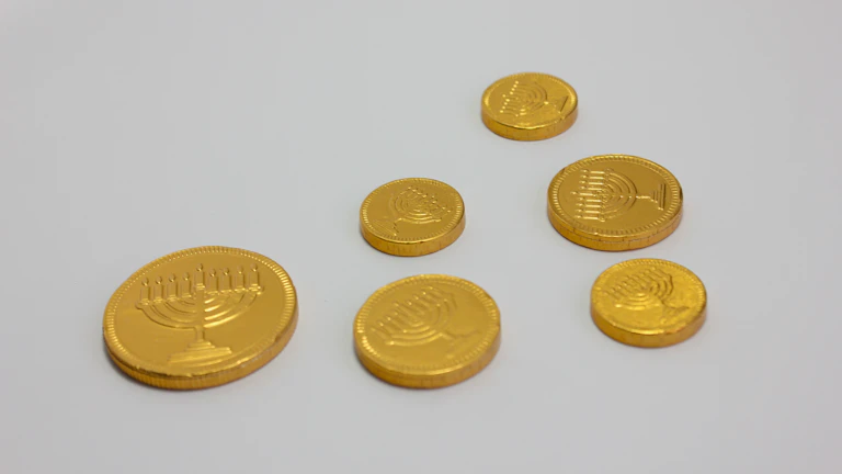 2026년 엔저 끝물, 환차익 극대화하는 안전한 환전 팁 26 엔화 동전이 쌓여 있는 모습