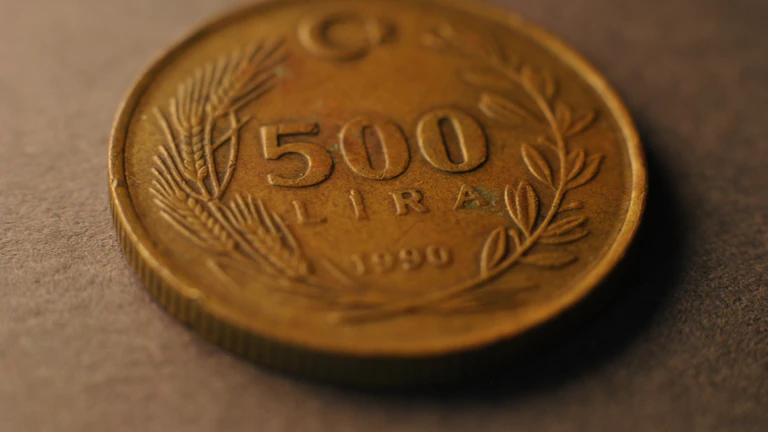 엔화 가치 하락 추세를 나타내는 그래프와 일본 엔화 지폐