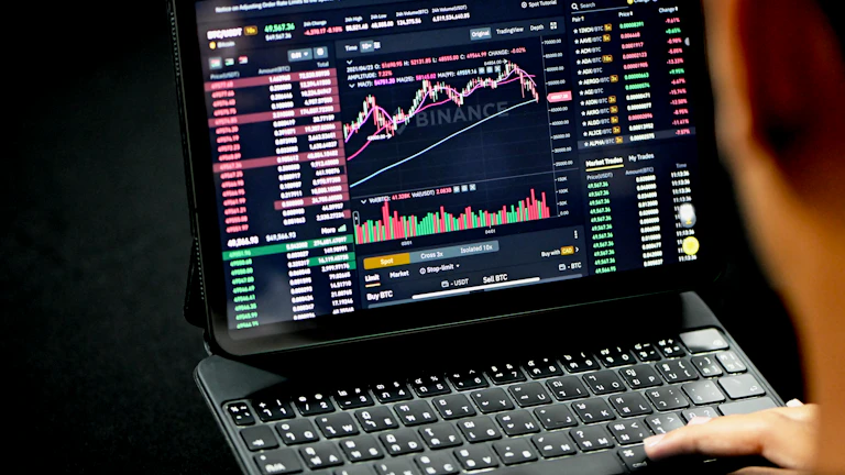 금융 데이터가 표시된 노트북