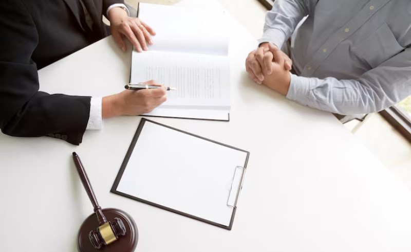 변호사와 법률 자문을 받는 모습