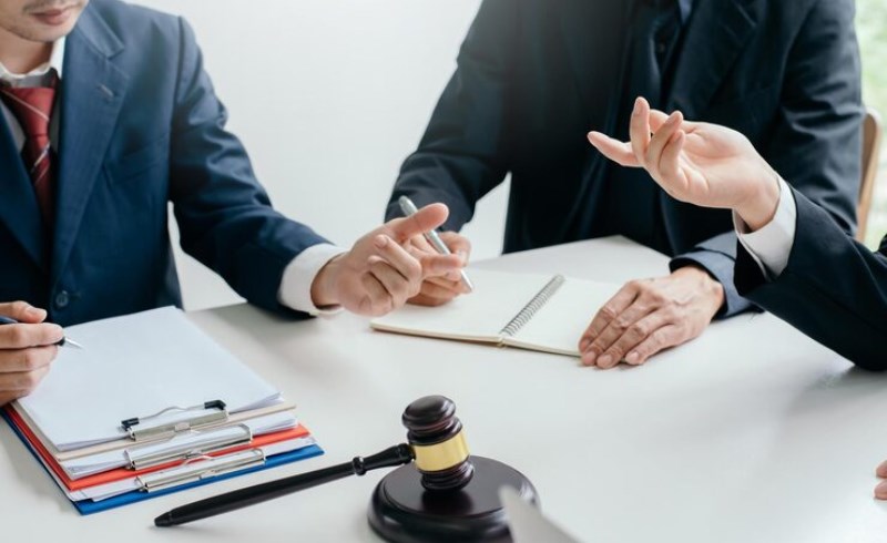 미등기 신축 아파트 입주 시 주의사항 분양대금 완납 증명서 꼭 확인하세요 28 법률 상담을 받는 모습