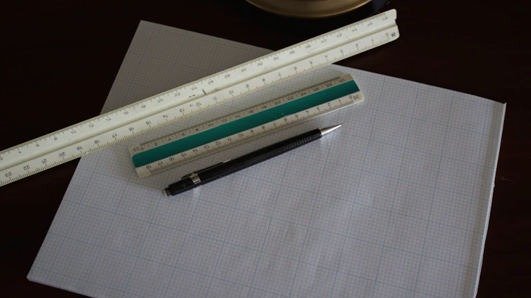 법률 서류와 의사봉이 놓인 모습