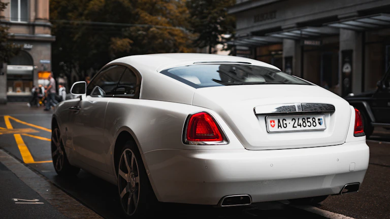 비즈니스 용도로 사용되는 고급 세단