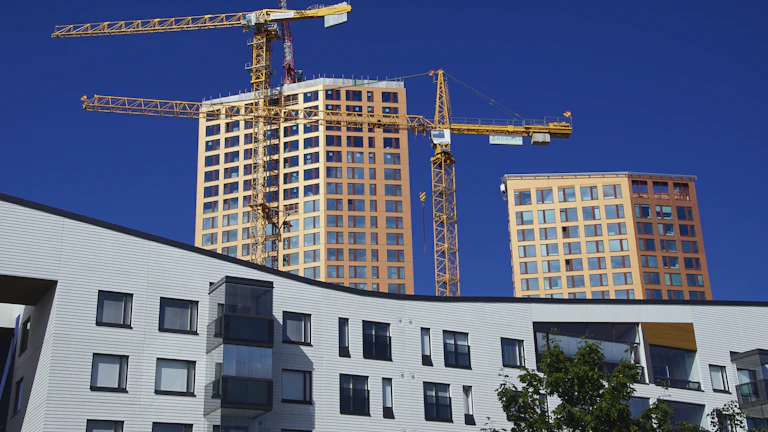 현대적인 디자인의 고층 건물