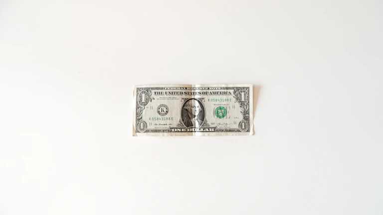 재개발 이주비 대출 계산을 하는 사람의 손