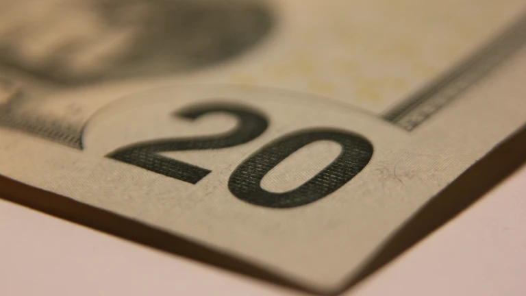 2026년 알뜰 교통 카드 K-패스 전환 방법, 출퇴근 교통비 30% 환급 완벽 가이드 27 저금통에 돈을 넣는 모습