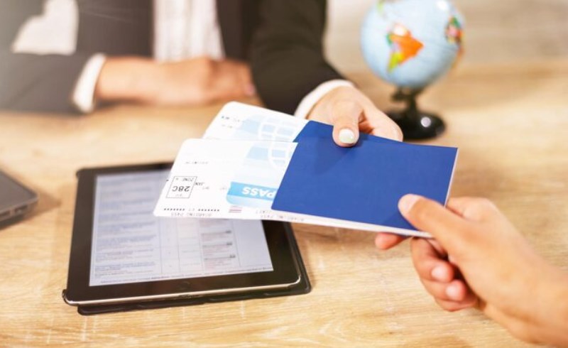 해외 여행용 환전 카드를 들고 있는 여행객의 모습