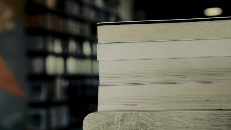 부동산 양도세 절세 완벽 가이드 (2026년) 26 양도세 관련 서류들을 정리하는 사람