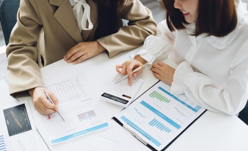 경제 데이터를 분석하며 토론하는 모습