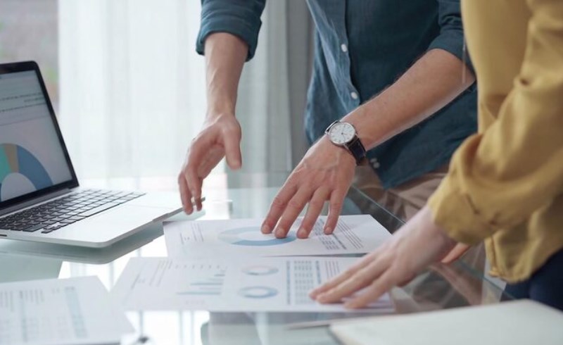 사람들이 재정 차트를 토론하는 모습