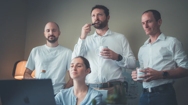 회의실에서 토론하는 사람들