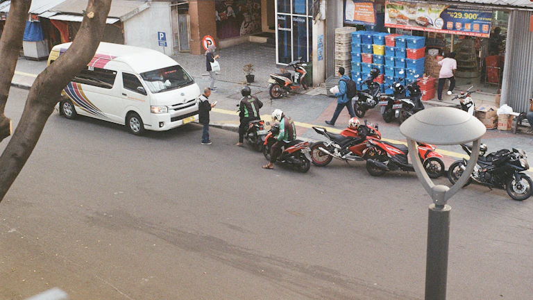 주유소에서 경차에 기름을 넣는 사람