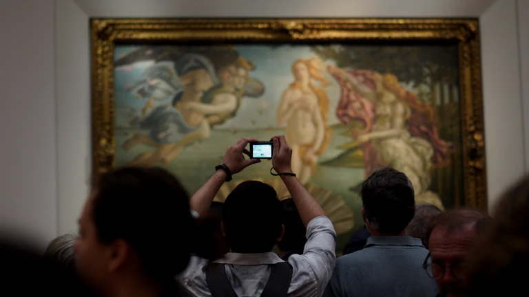 태블릿으로 지도 앱을 보고 있는 사람들