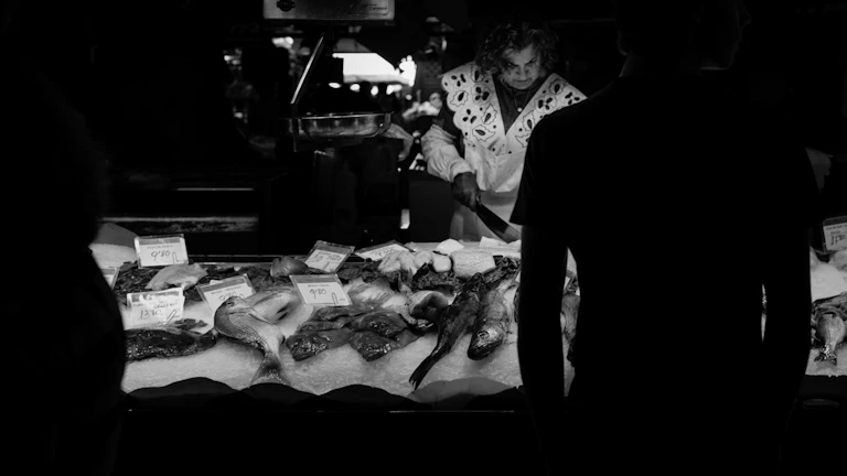 선물환 거래를 통한 외환 리스크 관리 완벽 가이드 27 계약서에 서명하는 사람들