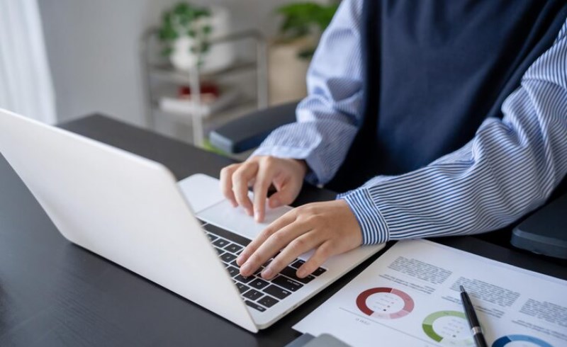 기준금리 시장금리 차이 대출 금리가 기대만큼 안 떨어지는 5가지 핵심 이유와 대출자 생존 전략 27 노트북으로 금융 데이터를 분석하고 있는 사람