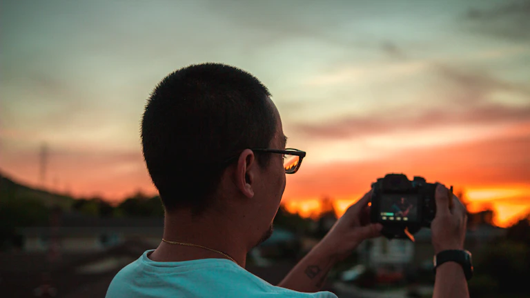 스마트폰으로 STO에 투자하는 모습