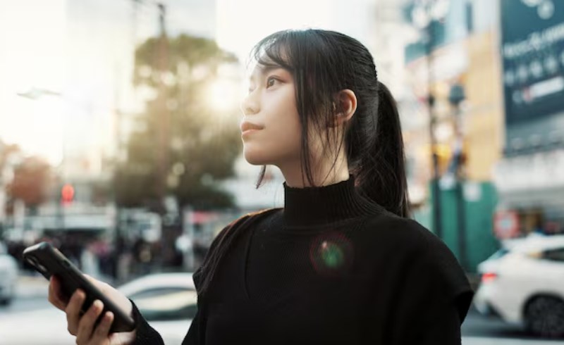 달러 코스트 애버리징 환전법, 매주 월요일 100달러씩 모으기로 환차손 걱정 없이 달러 자산 늘리는 방법 25 스마트폰으로 환율 차트를 분석하며 계획을 세우는 투자자의 모습