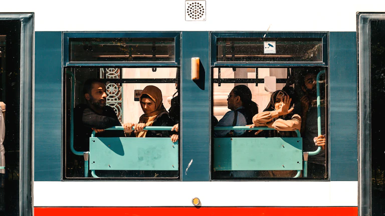 자동차 보험료 갱신, 티맵 점수 올리기부터 2026년 대중교통 특약 중복까지 완벽 가이드 27 대중교통 카드를 사용하는 시민의 손