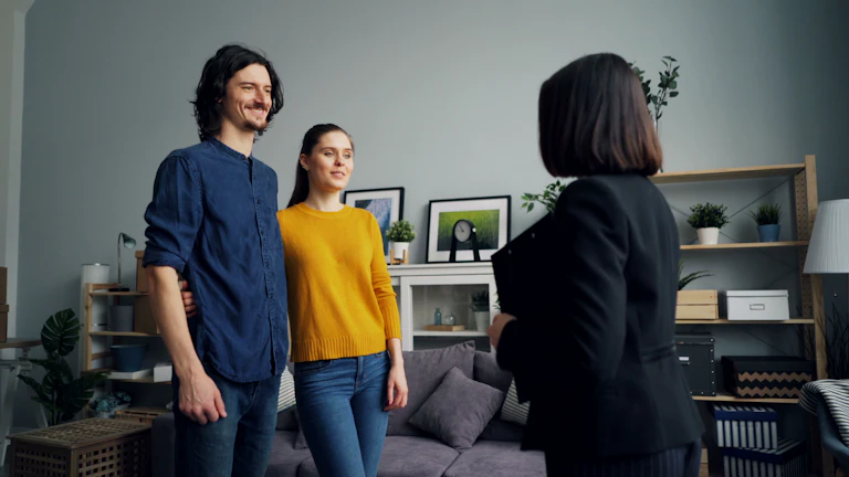 부동산 중개인이 고객에게 설명하는 모습