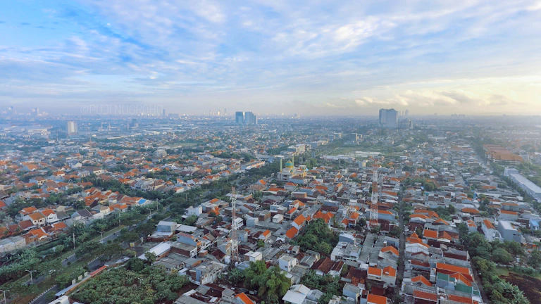 부동산 지도를 들여다보는 사람